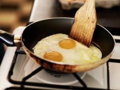 Jedna prosta zmiana i jajka sadzone wyjdą perfekcyjne. Białko będzie ścięte, a żółtko płynne