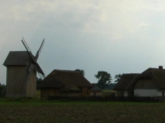 Wiatrak, drewniane domki i spokój. Urocza wioska 2 godziny drogi od Warszawy