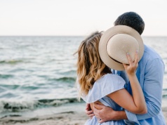 Na wakacjach wcale nie ma ognia? Tak wygląda wakacyjne życie łóżkowe 30-latków