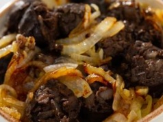 Wymieszaj z owocami i połóż na grillu. Skuszą się nawet ci, którzy nie lubią kaszanki