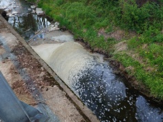Niezidentyfikowana zawiesina w korycie potoku. Powiadomiono służby | ZDJĘCIA