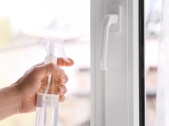 Pryskam tym ramy okienne. W mieszkaniu pachnie, a muchy już nie wlatują