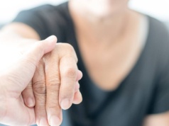 Osoby z cukrzycą trzy razy bardziej narażone na "chorobę seniorów". Naukowcy biją na alarm