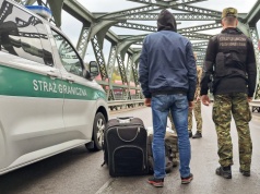 Z więzienia prosto na granicę. Czterech mężczyzn opuściło Polskę pod przymusem