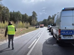 Straszna śmierć kierowców na Mazurach. Auta stanęły w ogniu. Cudem wyciągnęli nieprzytomną kobietę