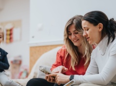 Kontrowersyjny trend wśród samodzielnych matek. Internauci są podzieleni