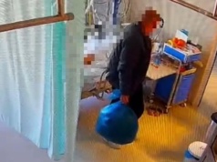 Przyszedł odwiedzić żonę w szpitalu. Nagrał go monitoring. Tak się zachował