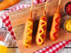 Domowe mini corn dogi z ketchupem truskawkowym. Ten przepis to grillowa rewolucja
