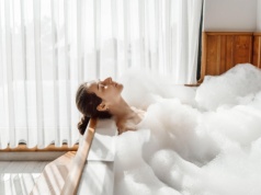 Kąpiel w wannie i prysznic mogą dodać ci energii. Balneolożka zdradza jeden prosty sposób