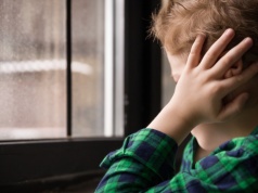 Szymon ma autyzm. Dzieci dokuczają mu, aż ten wpadnie w szał, a przedszkolanka nic nie robi