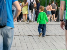 Co zrobić, jeśli dziecko zgubi się w tłumie ludzi? Ten prosty trik z TikToka zawsze szybko zadziała