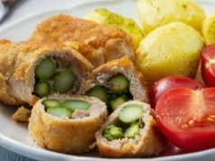 Zamiast tłuc mięso na kotlety, zwiń je w roladki. Bez dokładek się nie obejdzie