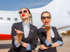 To dlatego stewardesy mają usta pomalowane na czerwono. Nie chodzi o urodę