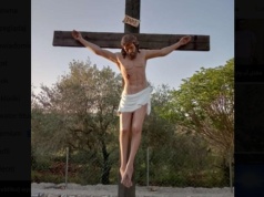 Liban: krzyż bestialsko zniszczony przez izraelskie wojsko ponownie stanął na swoim miejscu. Pomogli w tym włoscy żołnierze