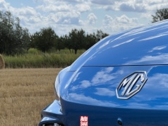 Znasz je od zawsze, ale czy wiesz, co naprawdę oznaczają nazwy marek aut? Odkodowuję 11 skrótów