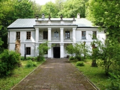 Piękny dworek ofiarą internetowej mody. Rodzina pisarza miała dość