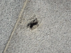 Była to ciężka zima dla płyty Starego Rynku. Widoczny jest nowy problem z erozją