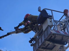 Drzewa na drogach i uszkodzone dachy. Strażacy walczą ze skutkami silnego wiatru