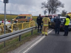 Tragedia w powiecie kolskim. Nie żyje kierowca, dwie osoby trafiły do szpitala