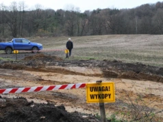 Ma pole, ale nie dojedzie. Każą mu płacić 2000 zł za przejazd do własnej ziemi