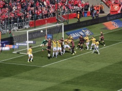 Piłka nożna: Widzew Łódź wygrywa u siebie z Motorem i chwilowo ucieka z grupy spadkowej