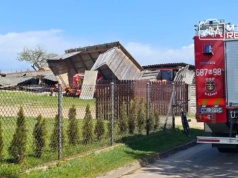 Wiatr przewrócił stodołę. Część budynku się zwaliła na stojące tam pojazdy