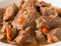 To nie wina mięsa, a twoich błędów. Dlaczego żołądek "stoi" po każdym obiedzie?