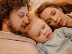 Dzieci, które śpią z rodzicami, mogą mieć silniejszą psychikę w przyszłości. Wyjaśnienie jest proste