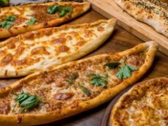 Gdyby Włosi znali ten przepis, pizzerie świeciłyby pustkami. Tureckie łódeczki to murowany hit