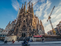 Weekend w Barcelonie 😎🤩 Loty i noc w ⭐⭐⭐⭐ hotelu za 979 PLN ✈️🛌