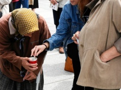 Polaków ubywa w rekordowym tempie. Małżeństw coraz mniej, rozwodów coraz więcej