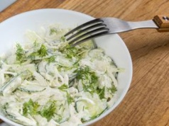 Żaden jogurt i olej. Mieszam młodą kapustę z innym składnikiem i surówka wychodzi jak marzenie