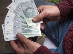 Ci emeryci rozbili bank. Dostają wyższe świadczenie niż pensję. System im na to pozwala