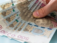 Rząd zapłaci za wychowanie dzieci sprzed lat? 800 plus dla seniorów to forma rekompensaty