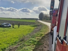 Dachowanie samochodu w pobliżu Wiktorzyna. Dwie osoby trafiły do szpitala