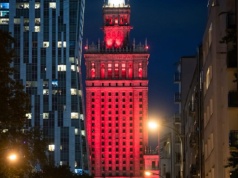 Pałac Kultury i Nauki rozświetlony na czerwono. To gest podziwu dla akcji organizowanej przez znanego YouTubera