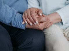 Objawy choroby Alzheimera mogą zaczynać się poza mózgiem – nowe badanie zmienia perspektywę