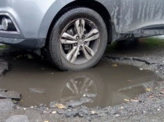 Wpadłem w dziurę i uszkodziłem koło. Czy należy się za to odszkodowanie?