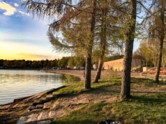 Odwiedź to polskie jezioro, zanim zniknie. Na turystów czeka malownicza plaża