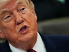 Trump zaskakuje nową wersją wojny. Potem nieznani ludzie zarabiają na ropie