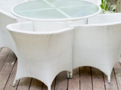 Można zaoszczędzić setki złotych. Jak przywrócić biel meblom? Godzina pracy i po problemie