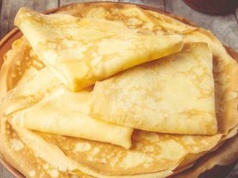 Na śniadanie smażę górę śmietankowych naleśników. Tak elastyczne, że nie rwą się przy obracaniu