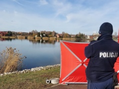 Przechodzień odkrył ciało na brzegu jeziora. Na miejscu prokurator i policja