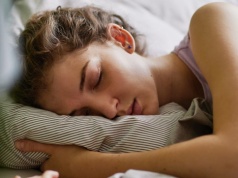 Szukasz zimnej strony poduszki? To nie przypadek. Badania ujawniają intrygującą zależność