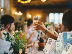 Polacy rozpychają komunijne i weselne koperty. Zastaw się, a postaw się rządzi portfelami