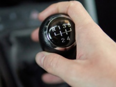 Widzisz "E" na skrzyni biegów i nie wiesz co oznacza. Symbol zmieniał sposób jazdy i spalanie