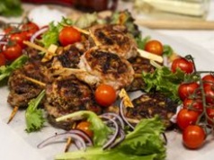 Przygotuj karkówkę na grilla w ten sposób, a nikt się nie oprze. Majówkowy hit