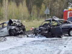 Czołowe zderzenie, płonące auta. Jedną z ofiar 21-latek uciekający przed policją