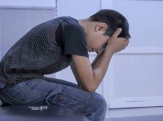 Mówi, że wszystko dobrze i idzie do swojego pokoju. Tam zaczyna się jego prawdziwy dramat