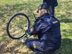 Strażnicy miejscy naprawili koło w rowerze starszego pana